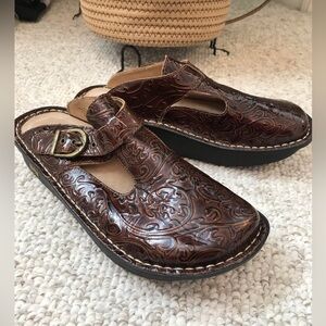 Alegria by PG Lite Brown Leather Embossed Clogs 37 Buckle Straps ALG512